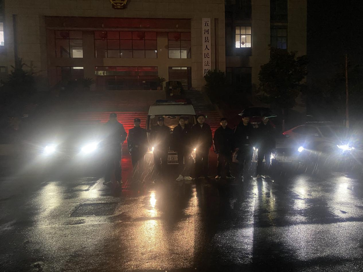 五河法院：春节前执行攻坚，冒雨“..