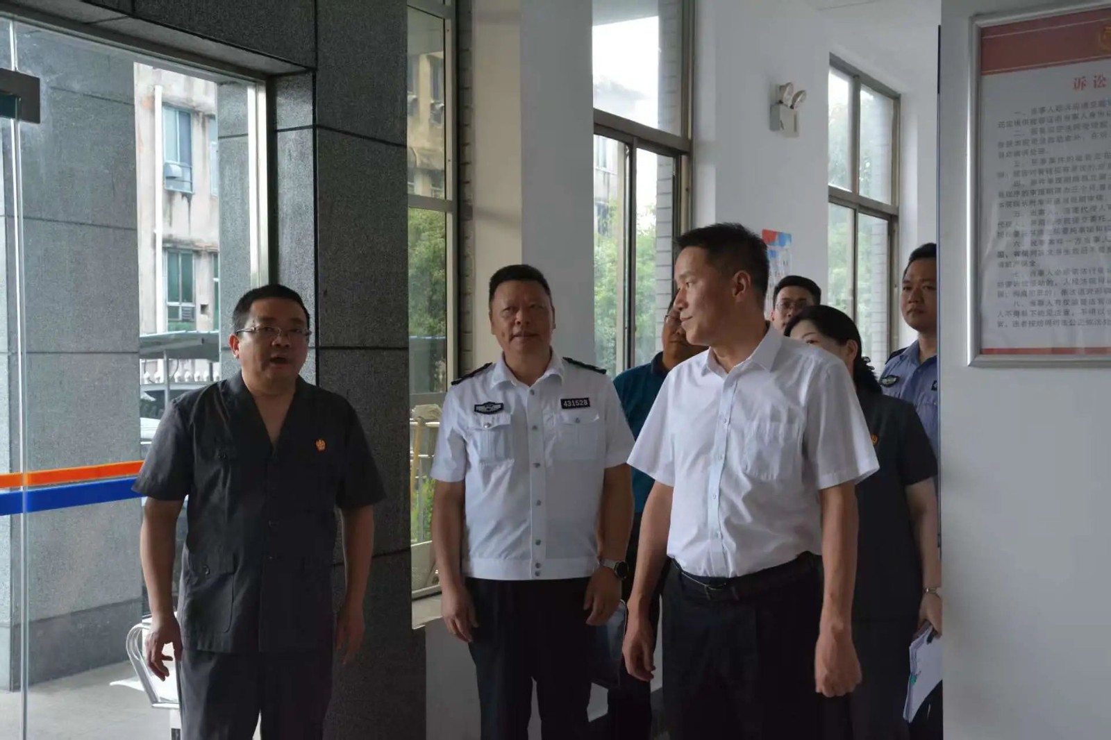 何文哲到兰溪人民法..