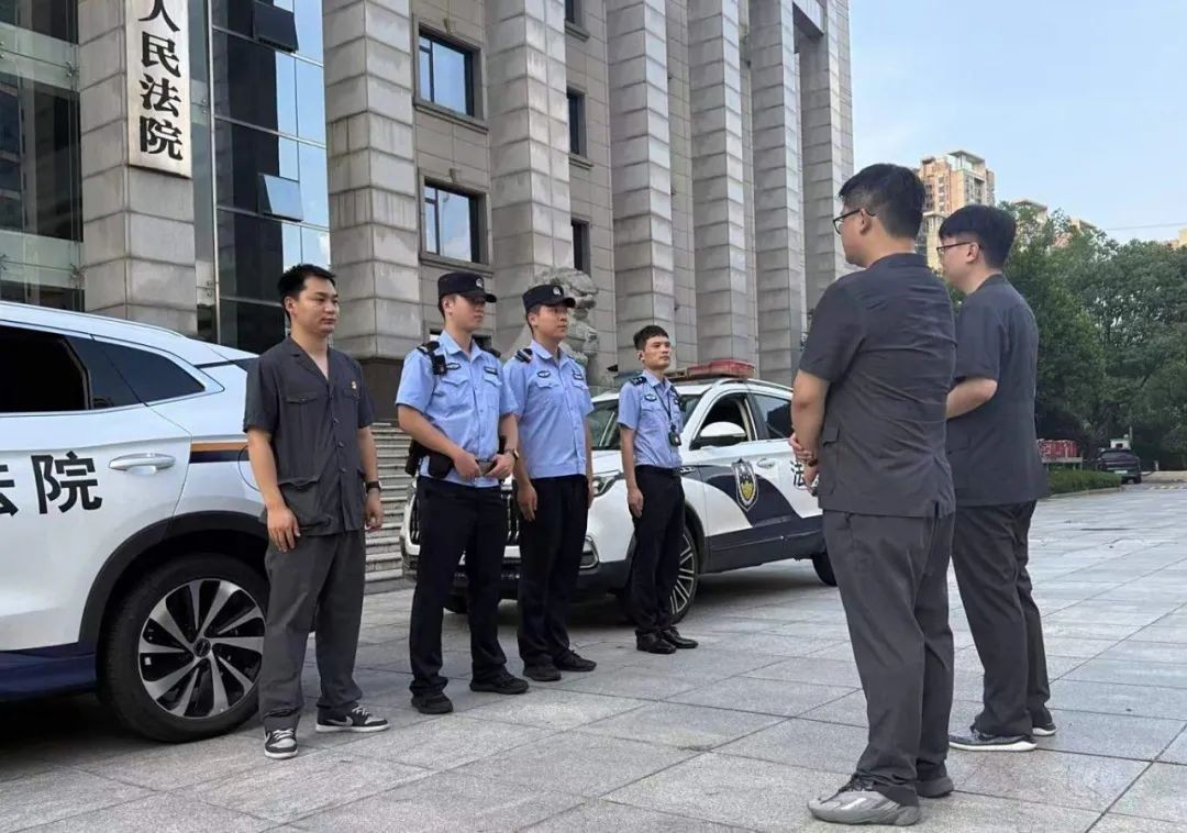 篮球赛场边的“善意执法”