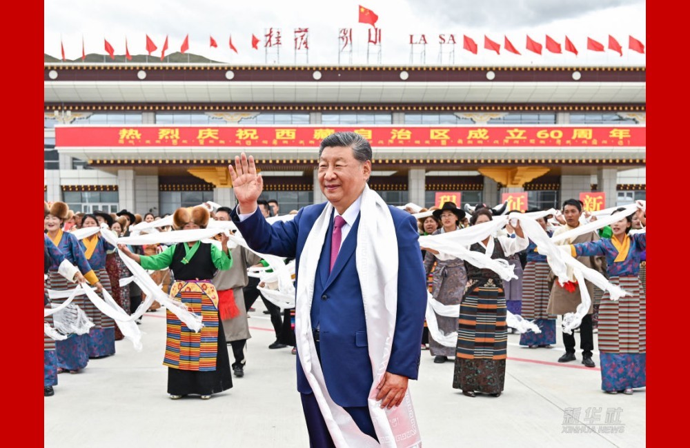 习近平率中央代表团抵达拉萨出席西藏自治区成立60周年庆祝活动