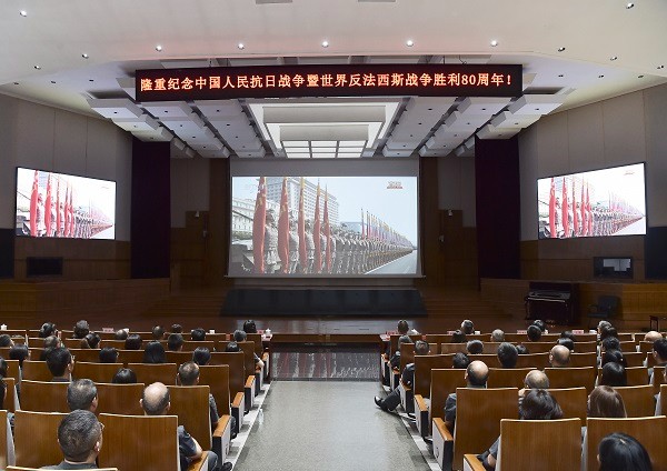 昆明中院组织集中观看纪念中国人..