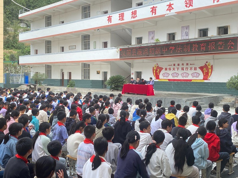 点亮法治小灯塔 照亮成长前行路