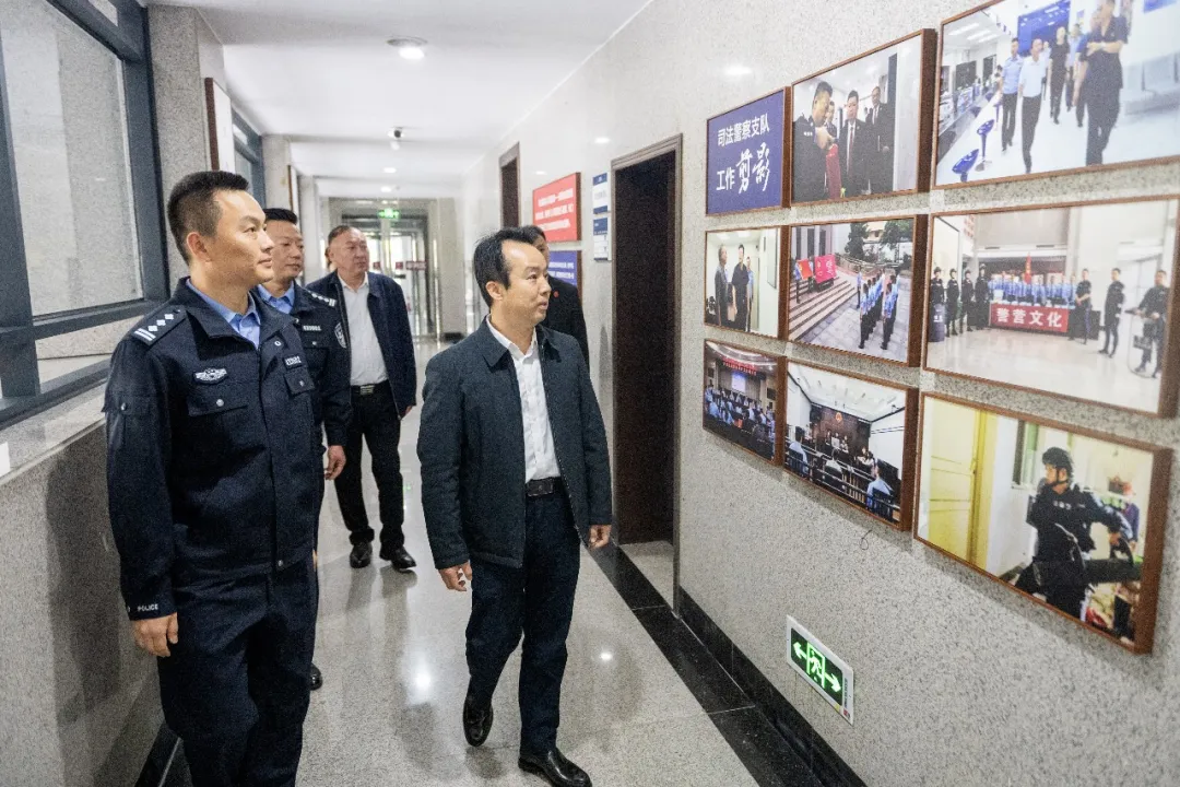 谭辉雄看望慰问全体干警