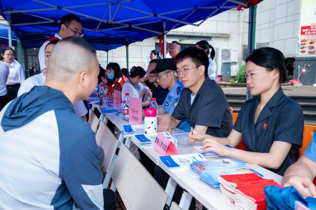“三官一员”进社区 司法服务暖人心..