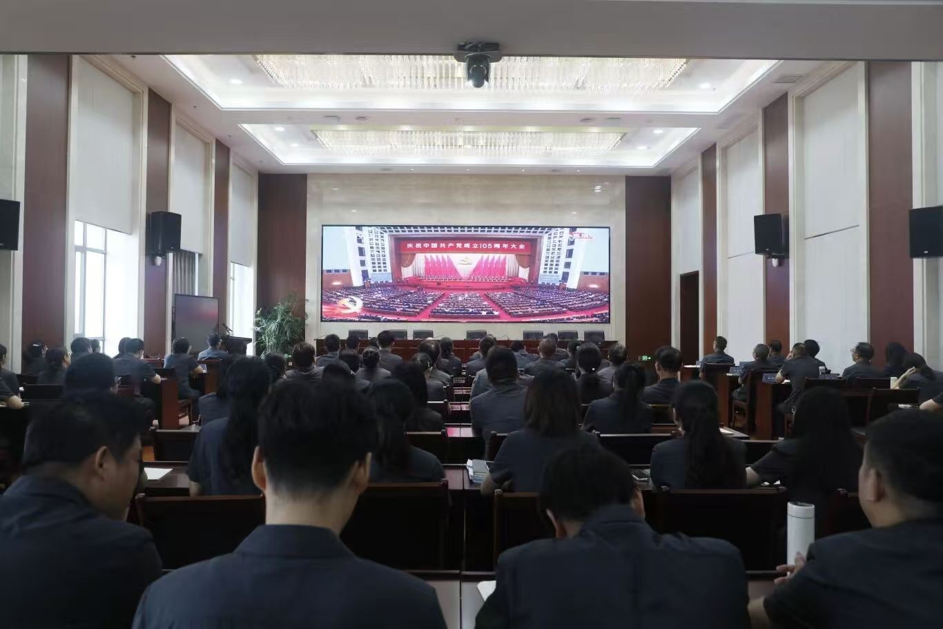 市中院组织全体干警集中收看庆祝中国共产党成立105周..