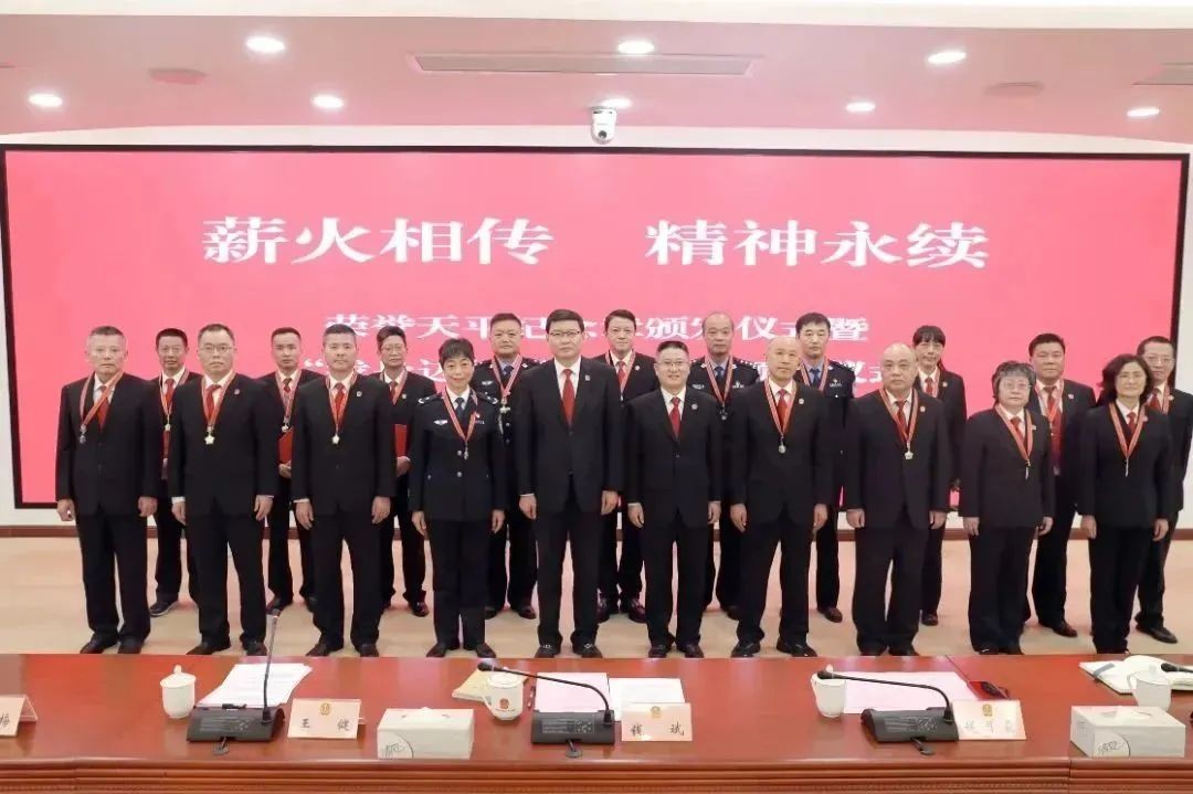 24枚纪念章 每一枚都闪闪发光！