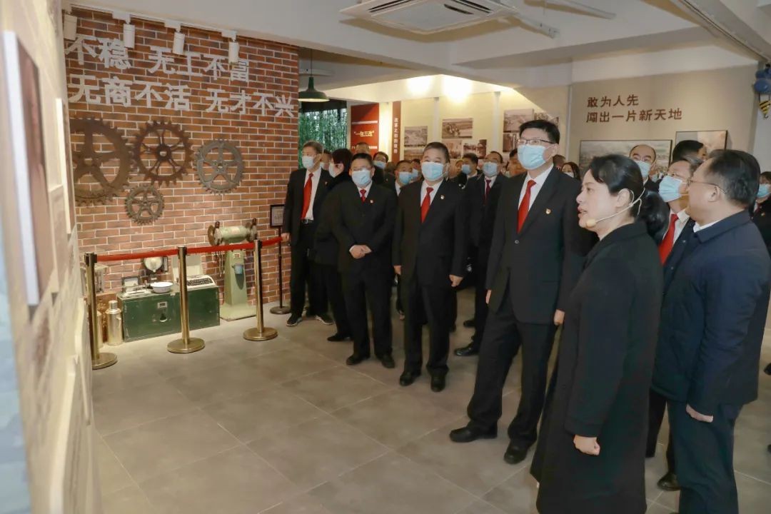 无锡中院党组理论学习中心组赴延安精神无锡学习天地开展..