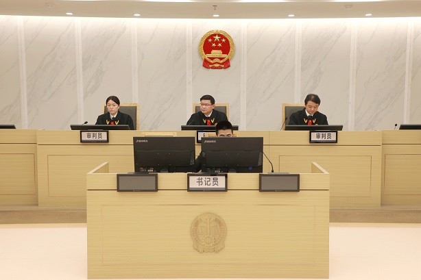 钱斌院长担任审判长在知识产权法庭新址公开审理一起专利..