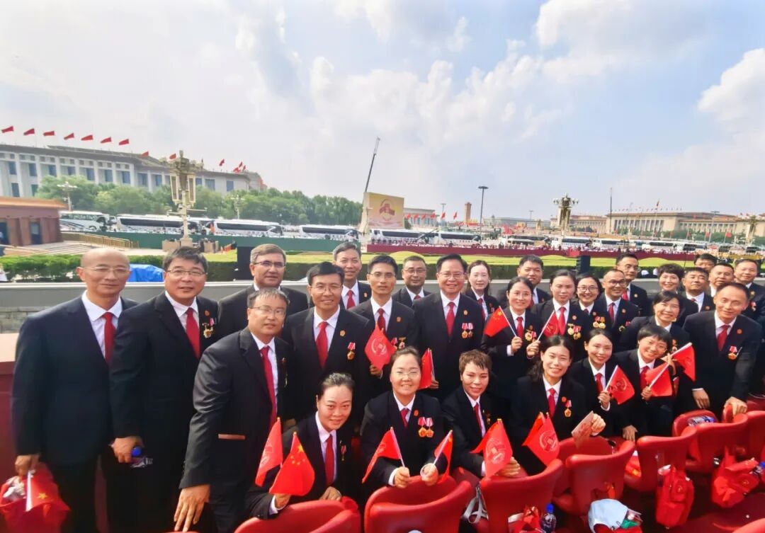 “将此刻的沸腾热血带到工作岗位上！”