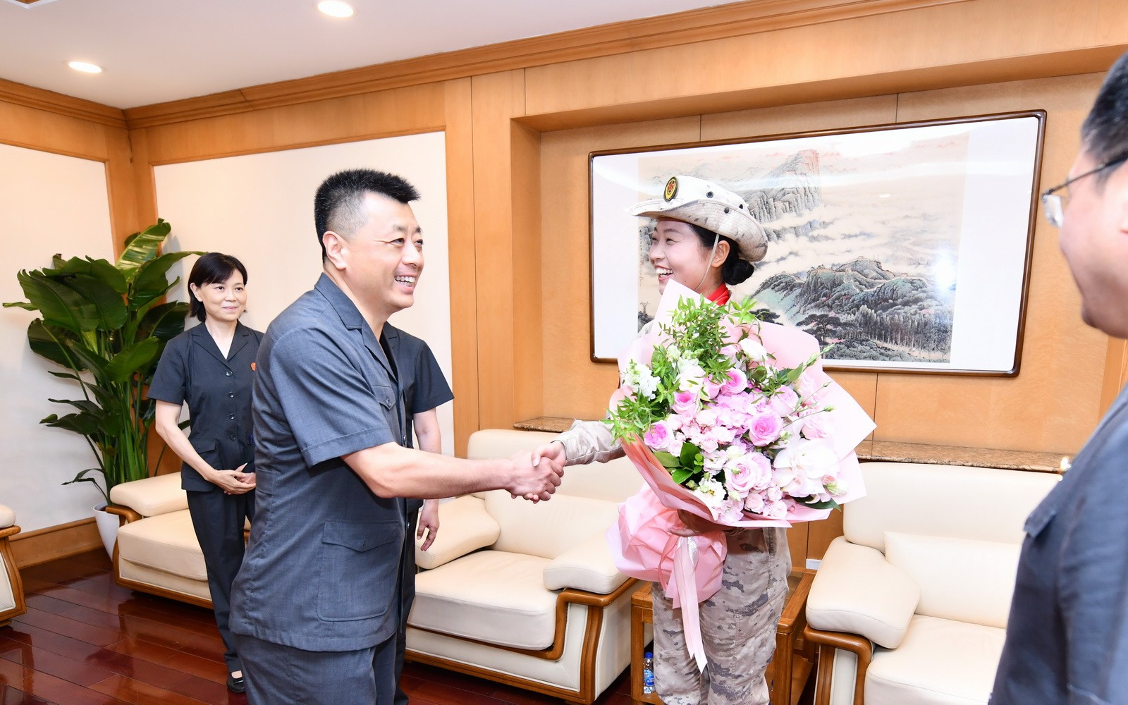 朝阳法院热烈欢迎纪念活动受阅干警凯旋