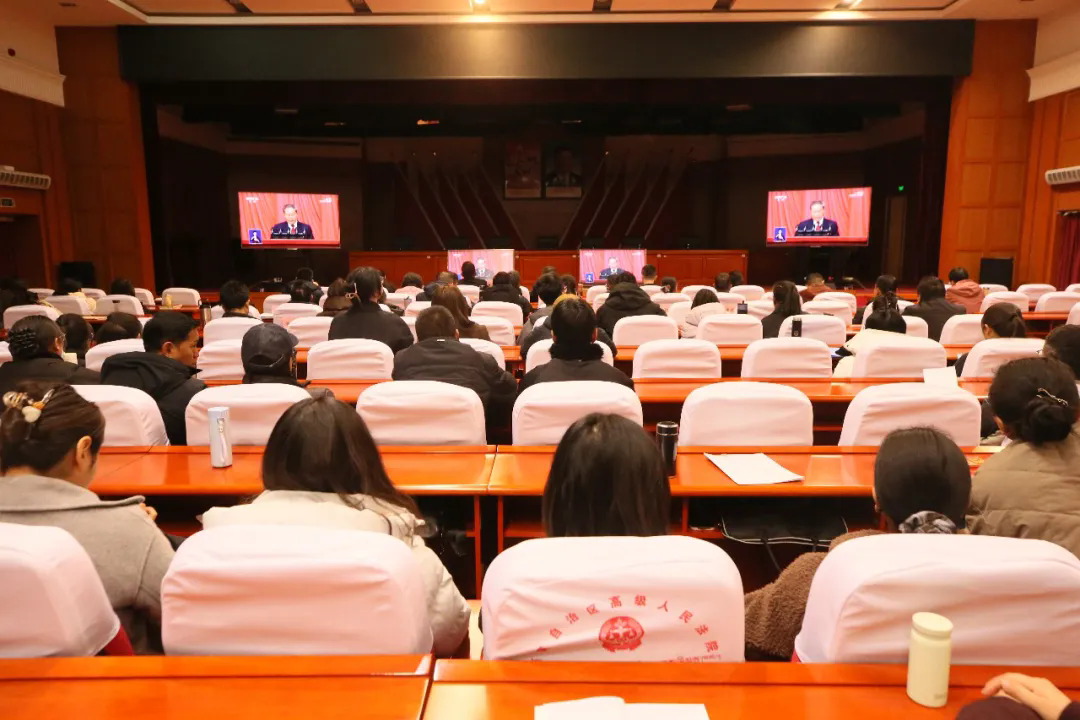 区高法院集中收看第十四届全国人大..
