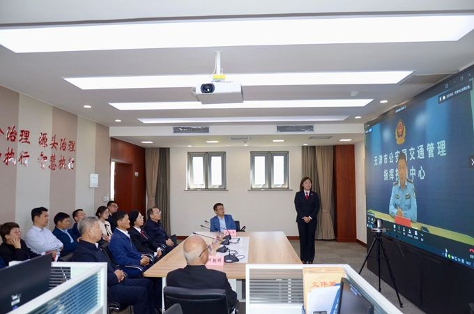赵飞带领部分市人大代表到市高院调研
