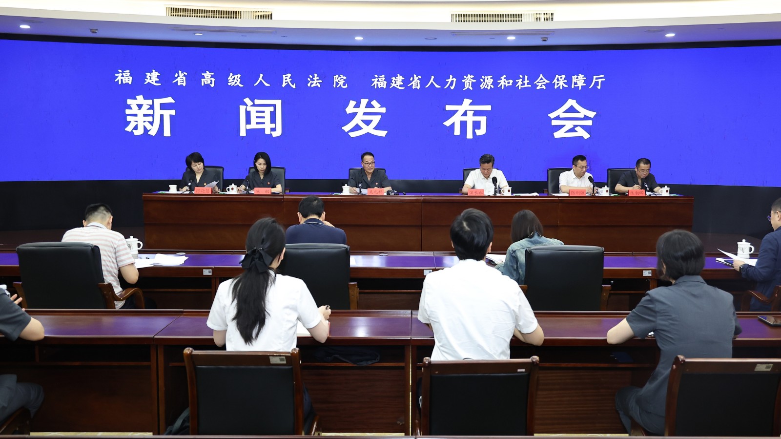 省法院联合省人社厅共同召开新就业形..
