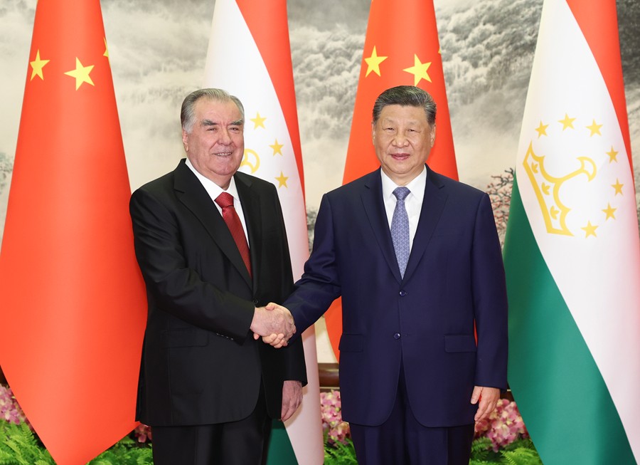 习近平同塔吉克斯坦总统拉赫蒙举行会谈